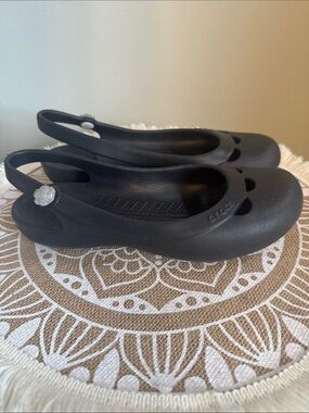 CROCS Slingback Ballet Flats with Flower Accent BLACK Size 6